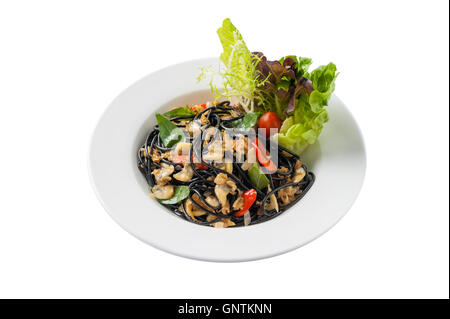 Vista frontale della Lingua Italiana e Thailandese fusion food style nera piccante pasta con le vongole guarnite con peperoncino rosso e verdure in ceramica Foto Stock