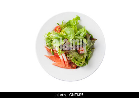 Vista superiore del moderno stile Giapponese con insalata di surimi nel piatto di ceramica isolata su sfondo bianco Foto Stock