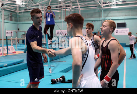 Max Whitlock esegue una masterclass in ginnastica per gli atleti il primo giorno di scuola Giochi 2016, Loughborough University. Foto Stock