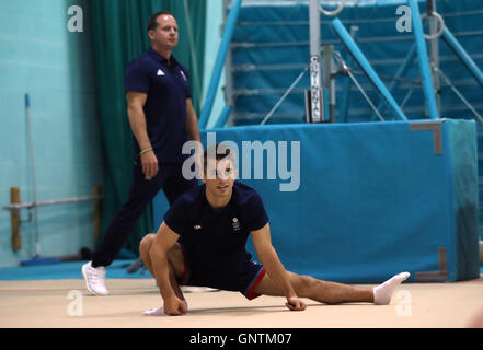 Max Whitlock esegue una masterclass in ginnastica per gli atleti il primo giorno di scuola Giochi 2016, Loughborough University. Stampa foto di associazione. Picture Data: giovedì 1 settembre 2016. Foto Stock