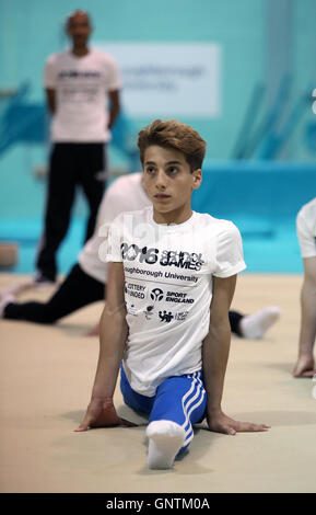 Max Whitlock esegue una masterclass in ginnastica per gli atleti il primo giorno di scuola Giochi 2016, Loughborough University. Stampa foto di associazione. Picture Data: giovedì 1 settembre 2016. Foto Stock