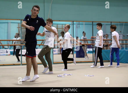 Max Whitlock esegue una masterclass in ginnastica per gli atleti il primo giorno di scuola Giochi 2016, Loughborough University. Stampa foto di associazione. Picture Data: giovedì 1 settembre 2016. Foto Stock