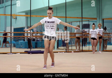 Max Whitlock esegue una masterclass in ginnastica per gli atleti il primo giorno di scuola Giochi 2016, Loughborough University. Stampa foto di associazione. Picture Data: giovedì 1 settembre 2016. Foto Stock