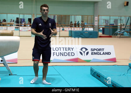 Max Whitlock esegue una masterclass in ginnastica per gli atleti il primo giorno di scuola Giochi 2016, Loughborough University. Stampa foto di associazione. Picture Data: giovedì 1 settembre 2016. Foto Stock