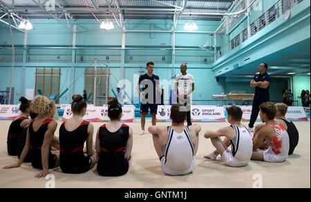 Max Whitlock esegue una masterclass in ginnastica per gli atleti il primo giorno di scuola Giochi 2016, Loughborough University. Stampa foto di associazione. Picture Data: giovedì 1 settembre 2016. Foto Stock