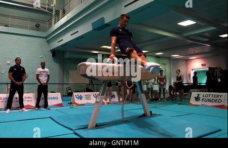 Max Whitlock esegue una masterclass in ginnastica per gli atleti il primo giorno di scuola Giochi 2016, Loughborough University. Stampa foto di associazione. Picture Data: giovedì 1 settembre 2016. Foto Stock