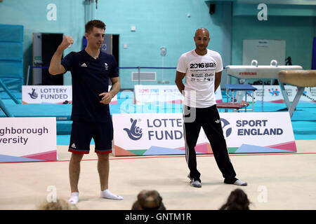 Max Whitlock esegue una masterclass in ginnastica per gli atleti il primo giorno di scuola Giochi 2016, Loughborough University. Stampa foto di associazione. Picture Data: giovedì 1 settembre 2016. Foto Stock