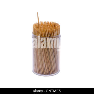 Stuzzicadenti in una scatola. Isolato su sfondo bianco con percorso di clipping e spazio di copia Foto Stock