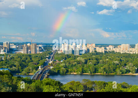 Skyline di Kiev con la metro e il Ponte di Arcobaleno nel cielo. L'Ucraina Foto Stock