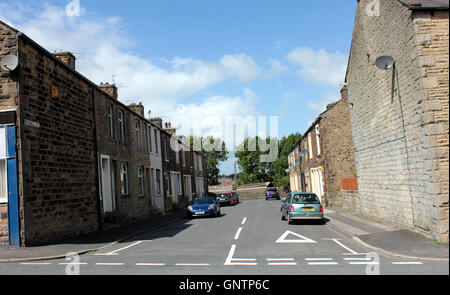 Powell Street, con pietra costruito alloggiamento terrazzati su entrambi i lati nella città di Brough in Lancashire Foto Stock