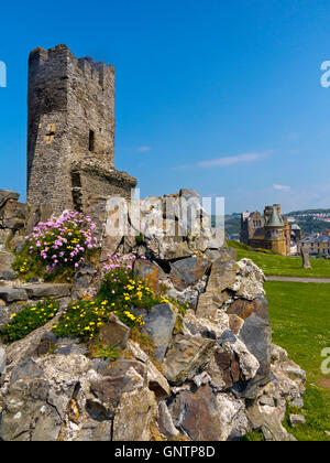 Le rovine del castello di Aberystwyth Ceredigion REGNO UNITO Galles costruito alla fine del XIII secolo e parzialmente demolito da Oliver Cromwell Foto Stock