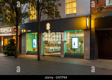 Facciata del EE mobile store durante la notte su Clumber Street. In Nottingham, Inghilterra. Foto Stock