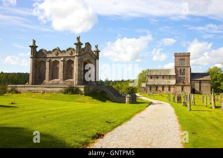 Mausoleo di Guglielmo il secondo conte di Lowther e Chiesa di San Michele. Lowther Castle, Lowther, Askham, Penrith, Cumbria, Regno Unito. Foto Stock