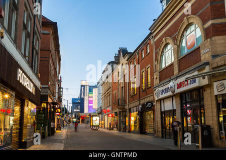 Facciata di Footasylum, sport diretti e altri negozi di notte sul Clumber Street. In Nottingham Foto Stock