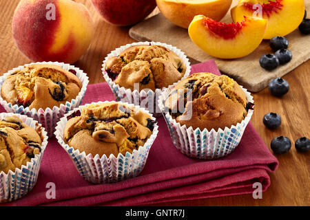 Che ricordano le pesche muffin ai mirtilli Foto Stock