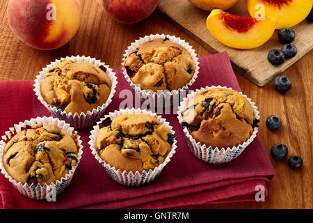 Che ricordano le pesche muffin ai mirtilli Foto Stock