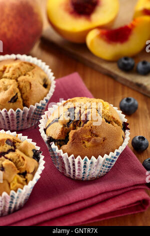 Che ricordano le pesche muffin ai mirtilli Foto Stock