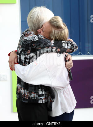 La baronessa Luisa Rossi Campbell saluta Alex Danson durante un evento VIP il primo giorno di scuola Giochi 2016, Loughborough University. Stampa foto di associazione. Picture Data: giovedì 1 settembre 2016. Foto Stock