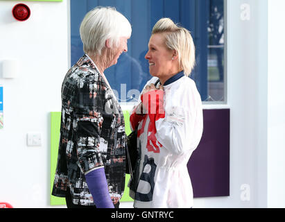 La baronessa Luisa Rossi Campbell saluta Alex Danson durante un evento VIP il primo giorno di scuola Giochi 2016, Loughborough University. Stampa foto di associazione. Picture Data: giovedì 1 settembre 2016. Foto Stock