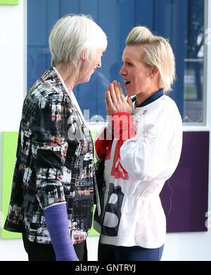 La baronessa Luisa Rossi Campbell saluta Alex Danson durante un evento VIP il primo giorno di scuola Giochi 2016, Loughborough University. Stampa foto di associazione. Picture Data: giovedì 1 settembre 2016. Foto Stock