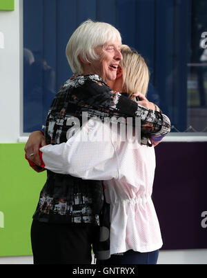 La baronessa Luisa Rossi Campbell saluta Alex Danson durante un evento VIP il primo giorno di scuola Giochi 2016, Loughborough University. Stampa foto di associazione. Picture Data: giovedì 1 settembre 2016. Foto Stock