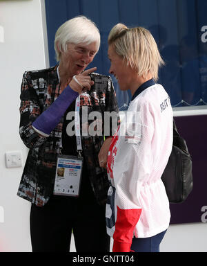 La baronessa Luisa Rossi Campbell saluta Alex Danson durante un evento VIP il primo giorno di scuola Giochi 2016, Loughborough University. Stampa foto di associazione. Picture Data: giovedì 1 settembre 2016. Foto Stock