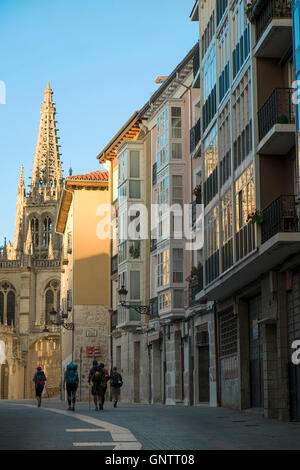 Burgos - pellegrini sul Camino di Santiago, passeggiate attraverso la parte medioevale della città Foto Stock