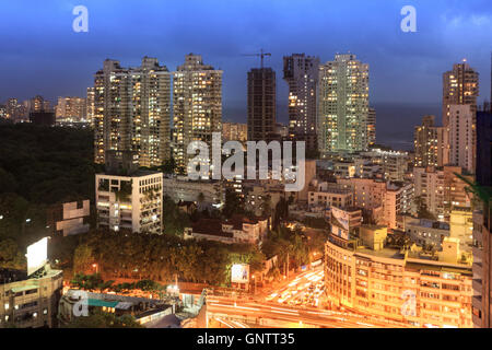 Il traffico nella città di Mumbai centro e bayside quartiere centrale intorno il Malabar Hills shot da Kemps Corner Foto Stock