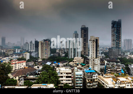 Skyline del centro di Mumbai sotto le nuvole monsone nella stagione delle piogge, Mumbai, Maharashtra, India Foto Stock