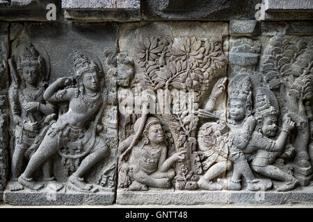 Tempio indù intagli a Prambanan Unesco World Heritage Site in Java Foto Stock