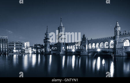 Ponte Oberbaum ( Oberbaumbruecke) a Berlino Kreuzberg di notte Foto Stock