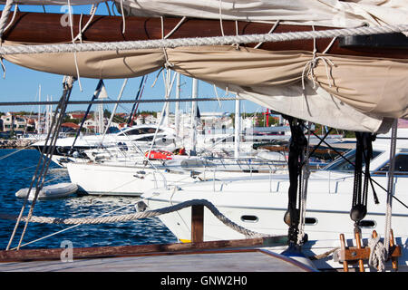 Barche a vela e yacht ancorati in Vodice marina, Croazia Foto Stock