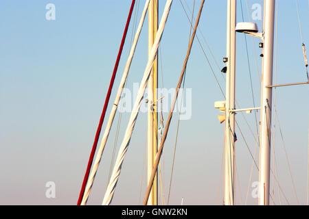 Dettaglio delle barche a vela a montanti e manovre contro il cielo blu Foto Stock