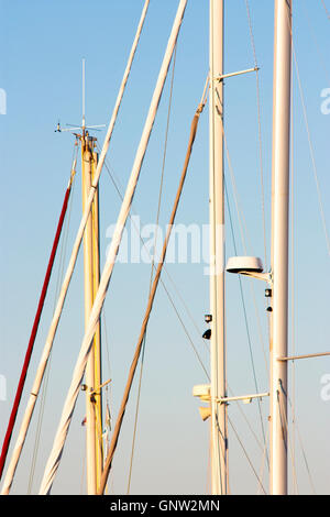 Dettaglio delle barche a vela a montanti e manovre contro il cielo blu Foto Stock