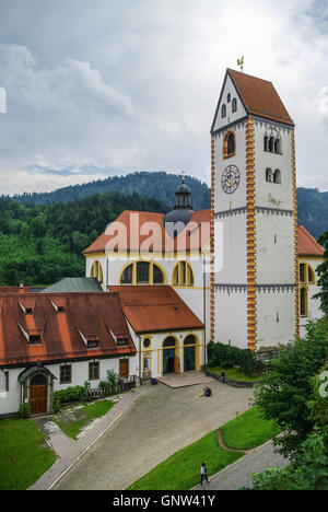 La torre dell'orologio di Hohes schloss, castello medievale nel centro di Fussen città vecchia, Alpi Bavaresi, Germania Foto Stock