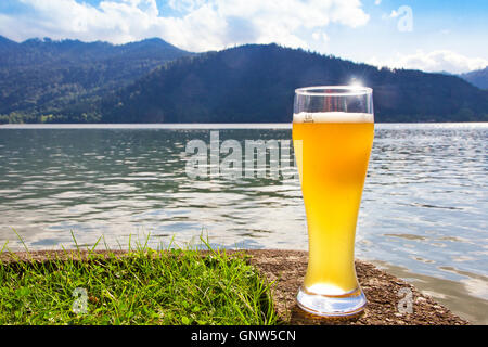 Bere una birra di grano su un lago Foto Stock