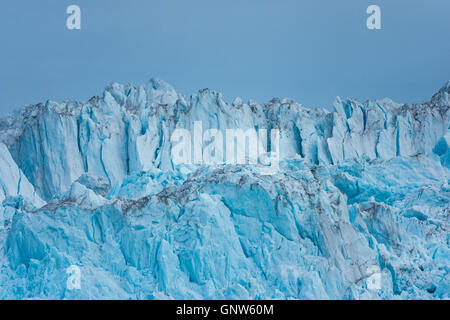 Rapidamente il parto ghiacciaio di Eqi Sermia, enormi iceberg sono costantemente formata, generando una profonda rumble e tsunami, Disko Bay, la Groenlandia Foto Stock