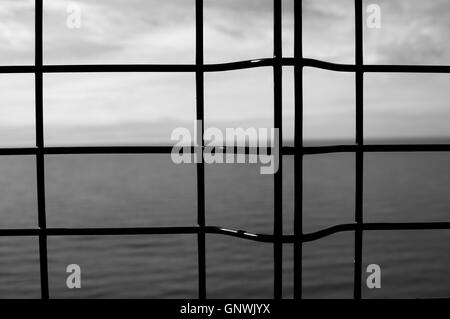 Blackandwhite,adorabili,waldisputninsphotography,geometria,abstract,l'arte,Black,moody,creative,seashore,mare,ocean,seaboard,beach Foto Stock