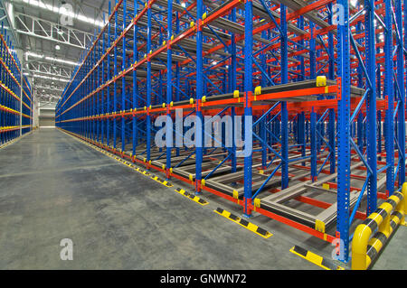 Magazzino di immagazzinamento a scaffalature pallet in metallo scaffalature nel magazzino Foto Stock