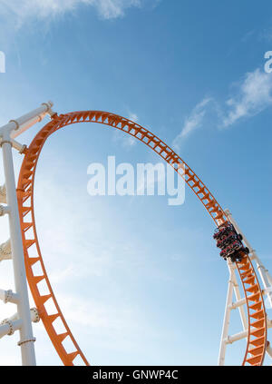 Vista di Thunderbolt rollercoaster ride a Coney Island, New York. Vettura andando intorno al loop il loop. Foto Stock