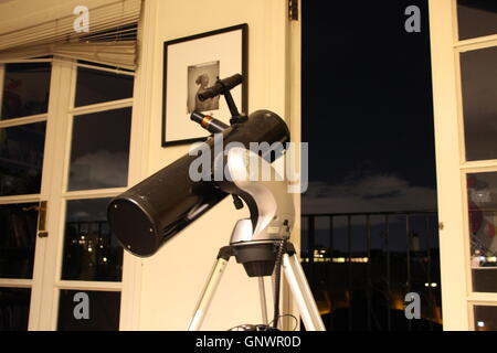 Skywatcher Explorer 130p newtoniano telescopio riflettore con sfondo su Londra cielo notturno Foto Stock