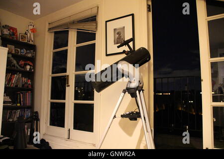 Skywatcher Explorer 130p newtoniano telescopio riflettore con sfondo su Londra cielo notturno Foto Stock