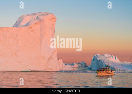 A filamento enormi iceberg in corrispondenza della bocca dell'Icejord vicino a Ilulissat a mezzanotte, la Groenlandia Foto Stock