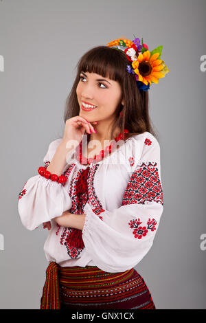 Attraente donna indossa nazionale ucraina di vestire Foto Stock