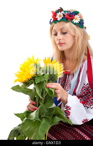 Donna indossa abiti ucraino è in possesso di un girasole Foto Stock