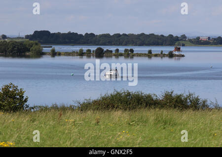 Cruiser vela sul Lough Neagh, Irlanda del Nord il più grande lago d'acqua dolce nel Regno Unito Foto Stock