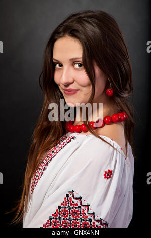 Attraente donna indossa nazionale ucraina di vestire Foto Stock