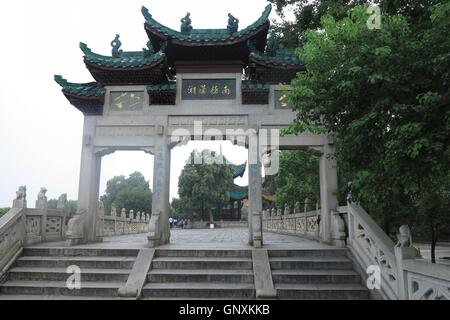 Yueyang, Yueyang, Cina. 1 Sep, 2016. Yueyang, Cina-?Agosto 31 2016:?(Editorial?uso?Solo.?CINA?OUT) Torre di Yueyang in Yueyang, Cina centrale¡Â¯s nella provincia del Hunan. Torre di Yueyang è un antica torre cinese nel Yueyang sulla riva del lago Dongting. A fianco del Padiglione del principe Teng e Yellow Crane Tower, è una delle tre grandi torri di Jiangnan. Jiangnan è un area geografica in Cina con riferimento alle terre immediatamente a sud del basso di raggiungono il fiume Yangtze, compresa la parte meridionale del delta dello Yangtze. © SIPA Asia/ZUMA filo/Alamy Live News Foto Stock