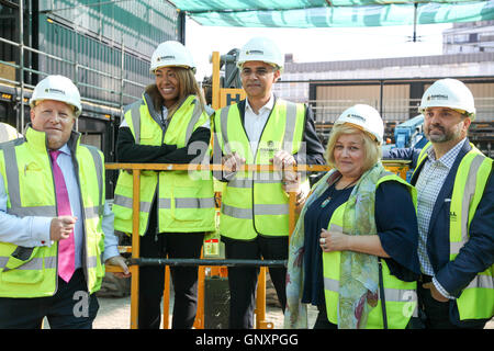 Boxpark, Croydon, Londra, Regno Unito. 1 Sep, 2016. Il sindaco di Londra, Sadiq Khan visite Boxpark, Croydon precedendo la Boxpark Croydon festival di apertura alla fine di ottobre Credito: Dinendra Haria/Alamy Live News Foto Stock