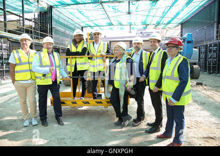 Boxpark, Croydon, Londra, Regno Unito. 1 Sep, 2016. Il sindaco di Londra, Sadiq Khan visite Boxpark, Croydon precedendo la Boxpark Croydon festival di apertura alla fine di ottobre Credito: Dinendra Haria/Alamy Live News Foto Stock